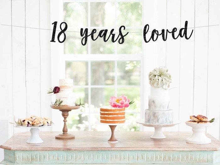 Super ideja za vesel 18. rojstni dan, okrasitev mize za 18. rojstni dan s tremi različnimi torticami