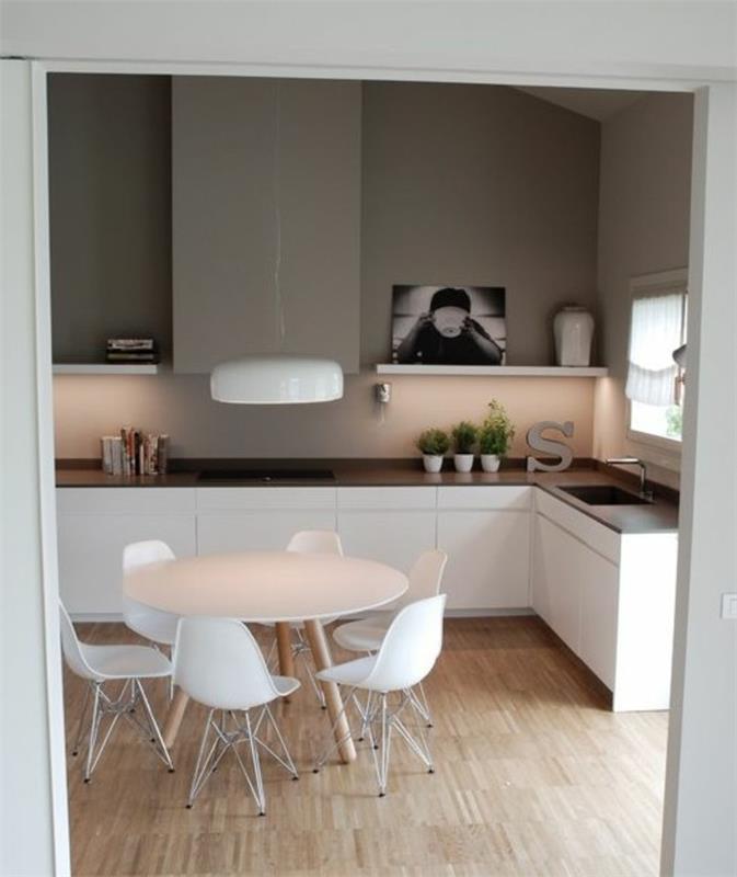 taupe-mutfak-duvar-rengi-güzel-dekoratif-elemanlar-beyaz-mutfak-mobilya-küçük-yemek-alanı-beyaz-masa ve sandalyelerden oluşan