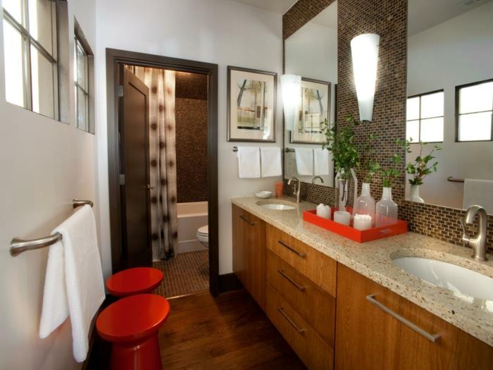 modernus vonios kambarys-dekoras-medyje su raudonais akcentais-jauki atmosfera