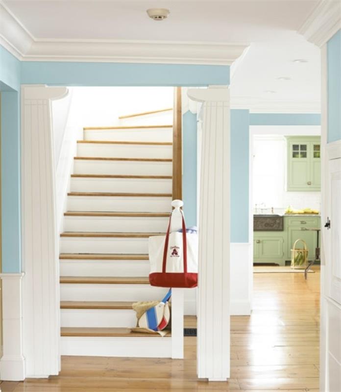 dekorativno-stopnišče-zelo-izvirno-grški-stebri-leseno-stopnišče
