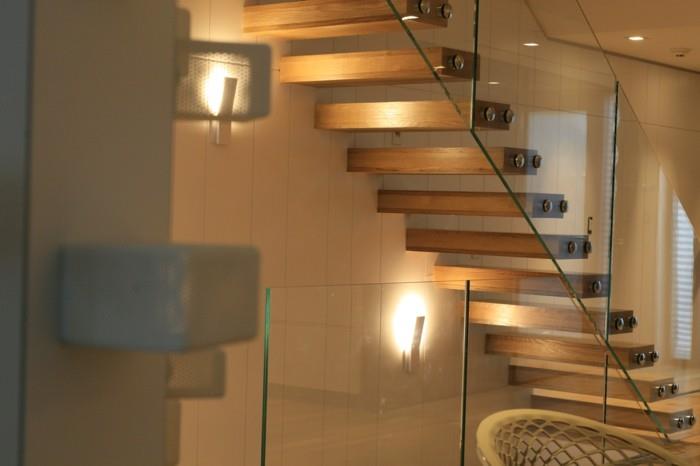 moderno-stopnišče-ravno-stopnišče-z-lesenimi-stopnicami-in-stekleno ograjo