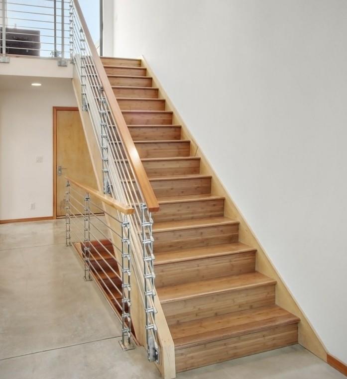 moderno stopnišče v preprostem slogu stopnišče v svetlem lesu