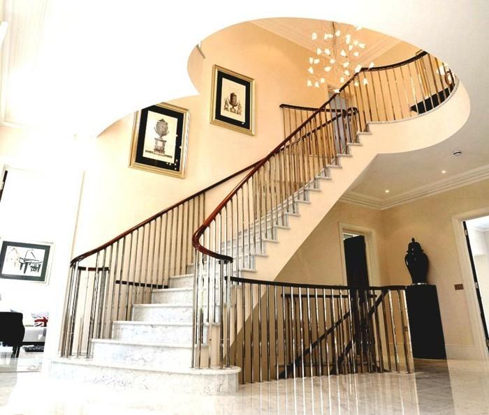moderno stopnišče-luksuzna hiša-marmor-stopnice-ravno stopnišče