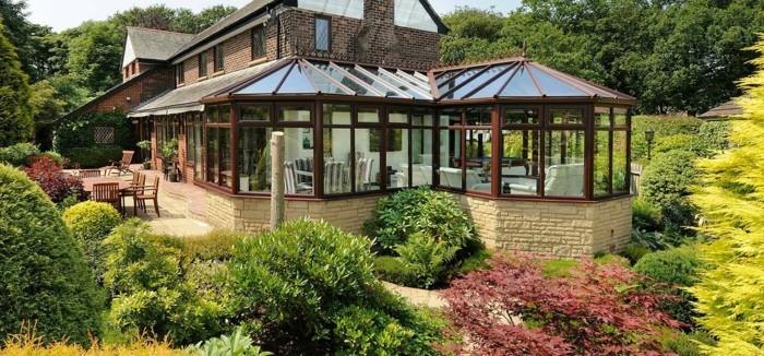 siaubinga-moderni-veranda-idėja-kaimiško stiliaus-puikiai tinka kaimo namui-stogas-veranda-medis ir stiklas