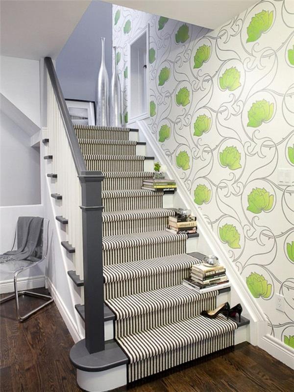 stopnišče-ideja-eklektični slog-črtasto-stopnišče-preproga-stenska dekoracija-s-cvetličnimi vzorci-svežnji-knjig-kot-dekorativni element