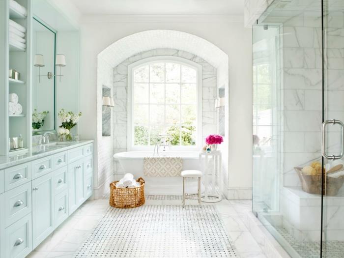 vonios kambario dekoro-idėjos-baltos-carrara-marmuro grindys-balta-vonia-dušo kabina-vonios kambario baldai