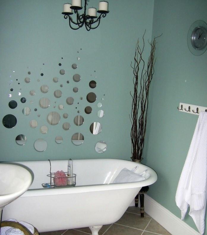 gražus-vonios kambarys-dekoras-žalsvai mėlynas-maži veidrodžiai-imituojantys vandenį