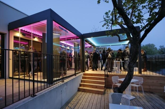 pergola-teras-ultra-modern-bir-alan-misafirlerinize-sıcak-resepsiyon veren-LED-aydınlatma-farklı renklerde