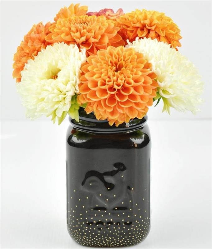 1 Ką daryti su stikliniais stiklainiais, nudažytais juodais su blizgančiais taškeliais, oranžinėmis ir geltonomis gėlėmis