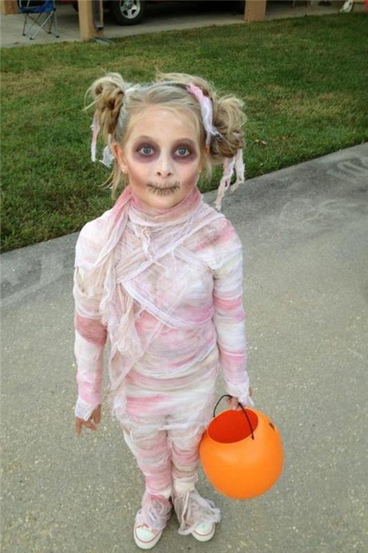 a-little-zombie-mummy-Halloween-kostiumas-labai sėkmingas-Halloween-makiažo idėja