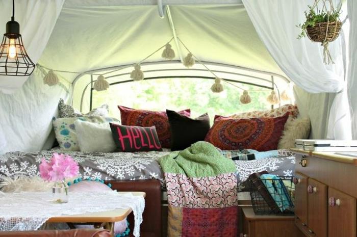 1live-in-caravan-boho-style-deco-dekoratyvinės pagalvėlės-etniniuose modeliuose-girliandos