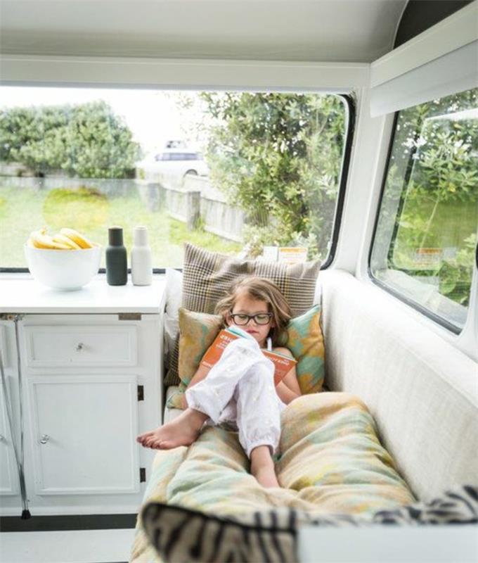 1 živa-v-prikolici-otrok-počiva-v-svoji-udobni-in-mehki postelji-velika okna