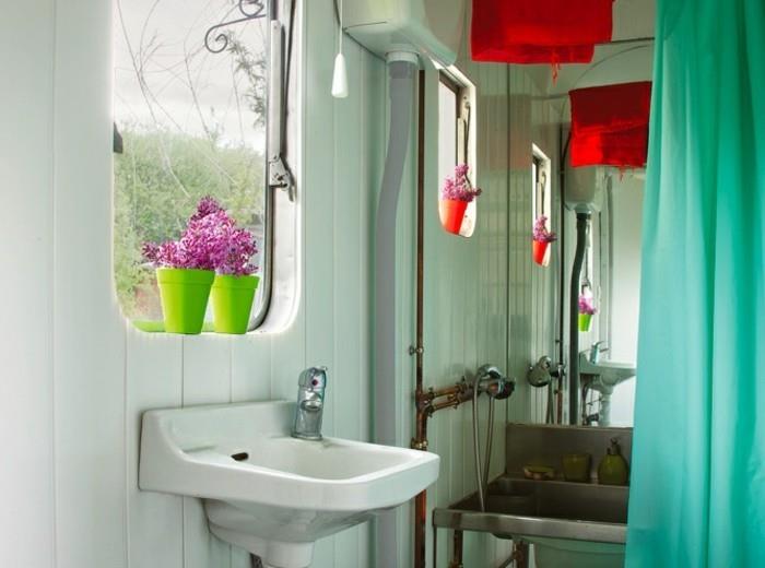 1live-in-a-modern-caravan-kopalnica-vijolična-rastline-morske zavese