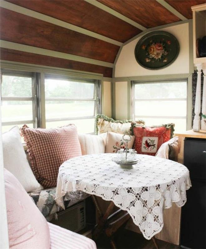 1live-in-karavan-vintage-style-naravni-materiali-dekorativne-blazine