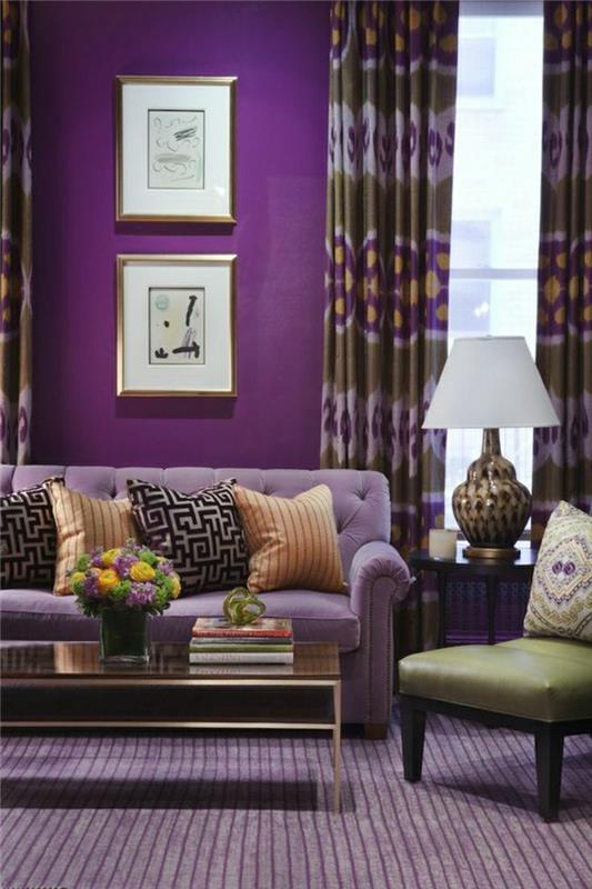 2-0-kako-povezati-slivovo-barvo-lepa-dnevna soba-vijolične barve-preproga-vijolična-kavč-vijolično-vijolična-blazine