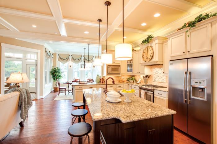 2-Lux-style-stanovanje-karamel-barve-kuhinja-polno-beli-marmor-visoki stoli