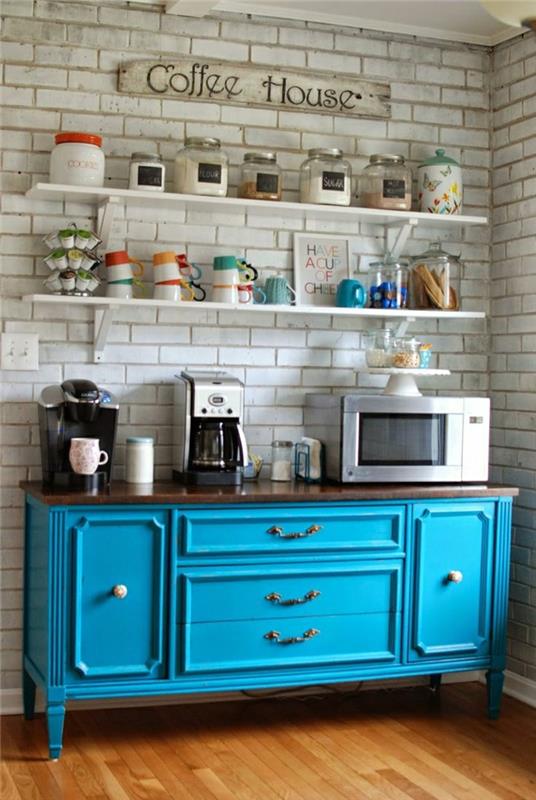 2-modernus-mėlynas-virtuvei-su-balta-plytų siena
