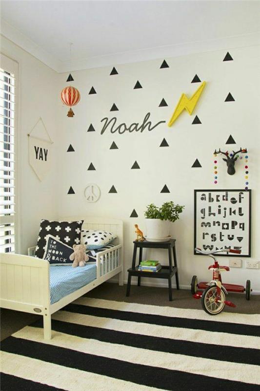 2-beyaz-siyah-çizgili-halı ile-çocuk odası-duvarı-nasıl-süslenir