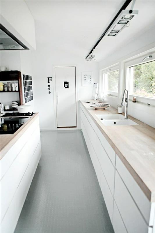 2 baltos virtuvės su šviesiomis medinėmis grindimis, balti baldai su pilkomis lino grindimis ir baltomis sienomis