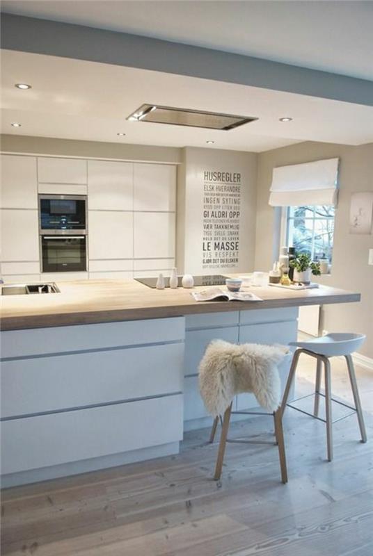 2 baltai išplautos virtuvės su šviesiomis medinėmis grindimis, balti baldai ir parketo grindys
