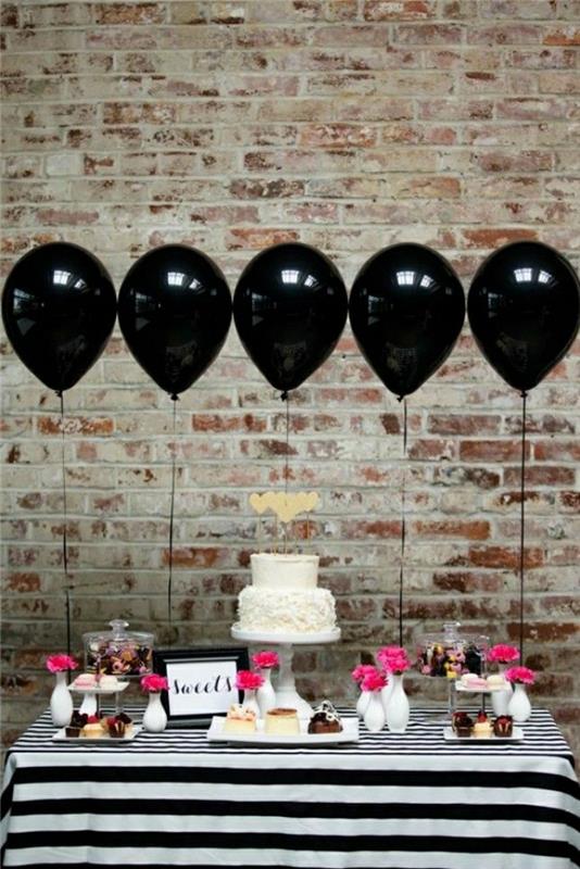 2-doğum günü-dekorasyonu-30-yıl-nasıl-süsleme-yetişkin-doğum günü-masa-işte-siyah-balonlarla-bir-fikir