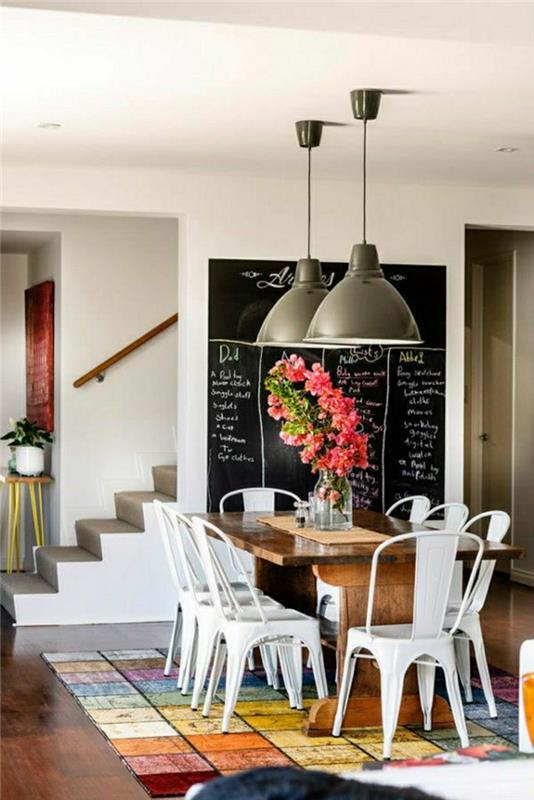 2-fikir-deco-yaşayan-masa-açık-ahşap-çiçekler-ahşap-masa-beyaz-sandalyeler-ve-beyaz-tavan