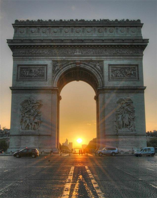 2-l-arc-de-Triomphe-in-Paris