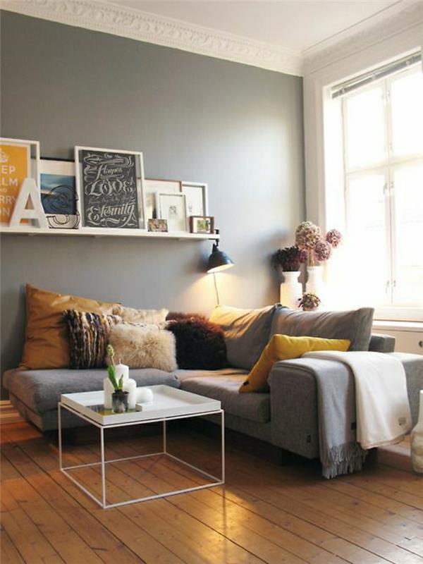 2 grindų lempos „conforama-floor-in-light-parkett“ ir pilka sofa-su didelėmis sofos pagalvėlėmis.
