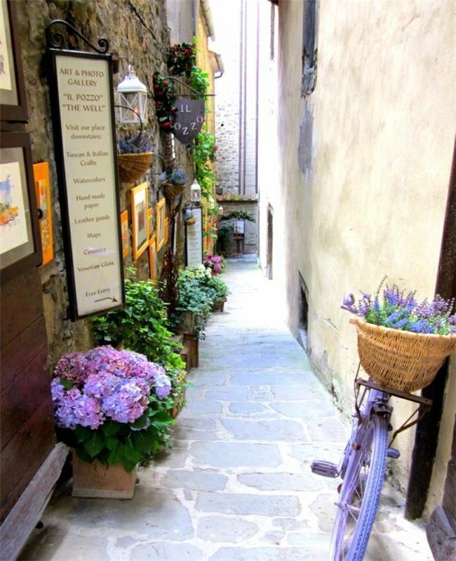 2-the-italijanske ulice-bivanje-v-toskani-toskanske-vile-rože-na-ulicah-v-italiji