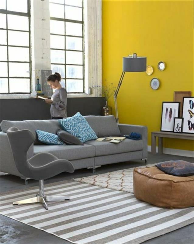 2 prašmatnus-svetainė-pilka-geltona-kilimas-su-baltai pilkomis juostelėmis-pilka-sofa-pilka-baldai-asocijuotos spalvos