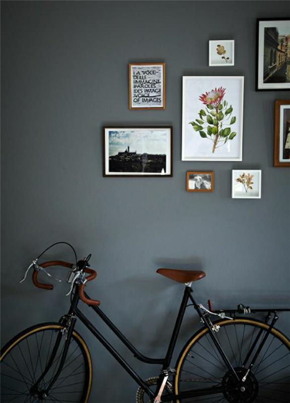 Duvar boyalı modern koridor için 2 dekoratif bisiklet ve gri boya