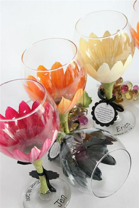 2-tulipansko steklo-s-precej-barvitimi-rožami-belo-črno-roza-vrstica-kako-okrasiti-steklo-tulipan