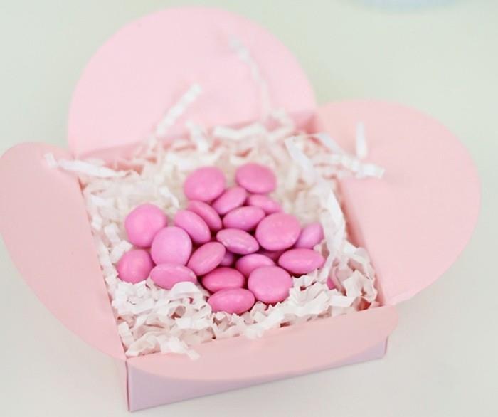2.2. Dėžutė, pripildyta rožinių saldainių-maža gurmaniška dovana, kurią galima pasiūlyti vestuvių svečiams origami dėžutėje