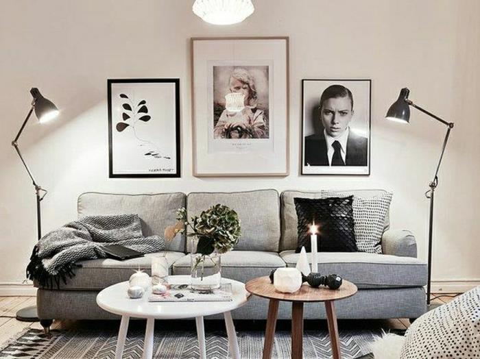 20 gyvenamojo kambario lempos su pilka sofa ir apvaliu mediniu stalu bei freskomis