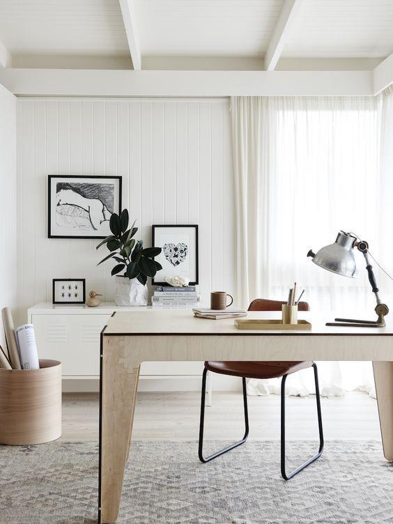 pisarna v sodobnem pisarniškem pohištvu v beli pisarni v skandinavskem slogu
