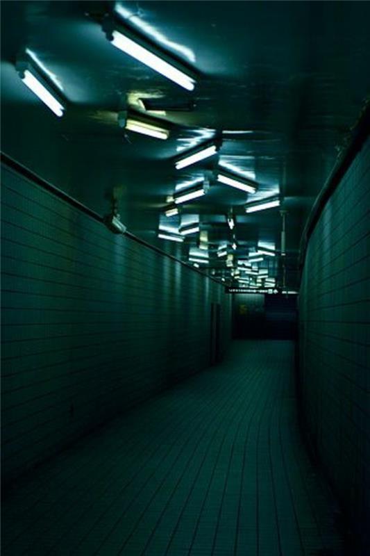 28 koridor aydınlatması. Yeşil boyalı.