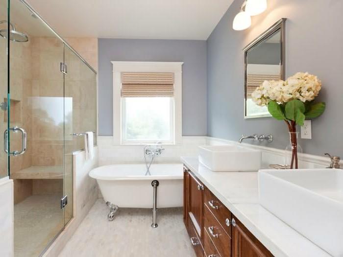 dekoravimas-vonios kambarys-idėja-dažymas-vonios kambarys-violetinė-stalviršis-vonia-stalviršis-kriauklės-medinė-tualeto spintelė-dušo kabina-zen-vonios kambarys