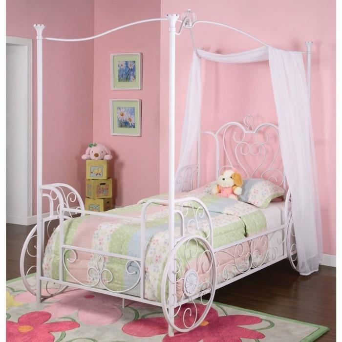 rožinė-mergina-miegamasis-dekoras-originali idėja-moliūgų vežimėlio lova-tavo mažajai princesei-gražus gėlių kilimas