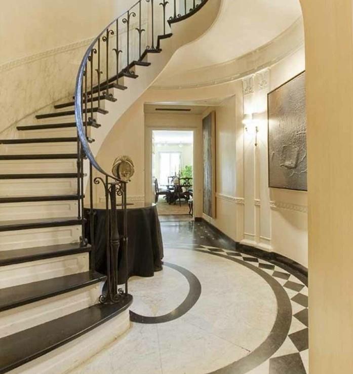 moderno stopnišče v elegantnem slogu s četrtino zavoja