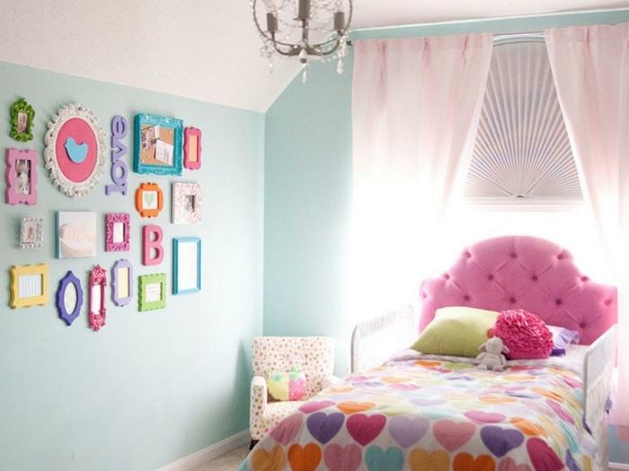 2-oji idėja-dekoravimas-mergaitės kambarys-dažai-mėlynas-vaikų kambarys-graži siena-apdaila-glamūras-rožinis-akcentai-graži antklodė su įvairiaspalviais širdžių raštais