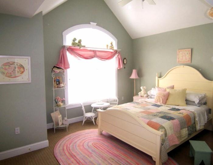 dekoravimo kambarys-mergina-tapyba-žalias kambarys-rožinis kilimas ir užuolaidos-įvairiaspalvė lovatiesė-