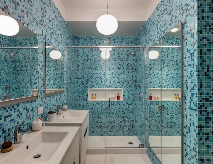 mėlyna-mozaika-vonios kambarys-dekoras-idėja-dvigubas baseinas-dideli veidrodžiai-apvali pakaba