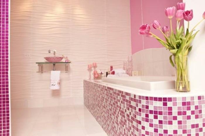 moteriškas vonios kambario modelis su gražia rožine mozaika įmontuota vonia