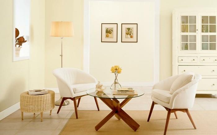 yüce-fikir-boya-renk-oturma odası-sarı-çok soluk-beyaz-büfe-iki-sandalye-beyaz sırtlı-ahşap-sehpa-ve-cam-huzurlu-atmosfer