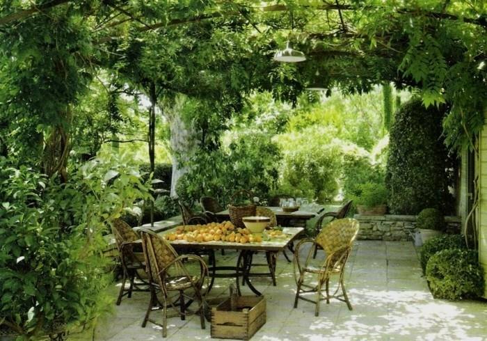 bahçe-çardak-büyümüş-bitki örtüsü-vintage-mobilya