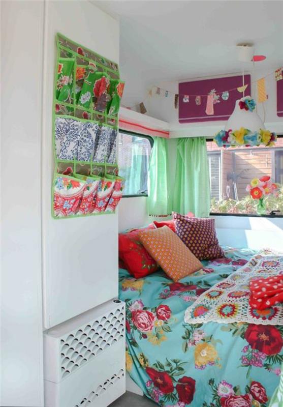2live-in-a-mobile-home-sveže-svetle barve-zelene-zavese-posteljna-prevleka-v-cvetličnih vzorcih