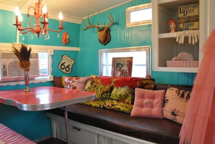 2live-in-a-blue-interior-mobile-home-with-okrasne-blazine-pink-predmeti