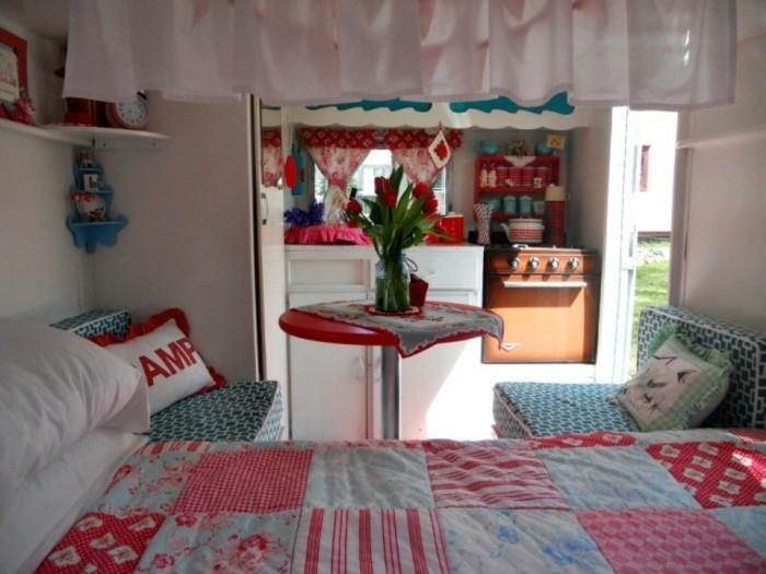 2live-in-mobile-home-interior-in-fresh-colours-rdeče-modre-tulipani