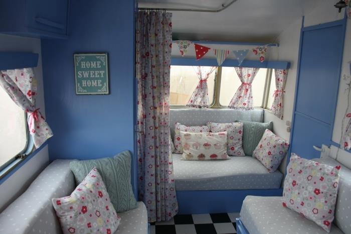 2live-in-a-mobile-mobile-vintage-interjeras-mėlynos-baltos-pagalvėlės-gėlių raštuose