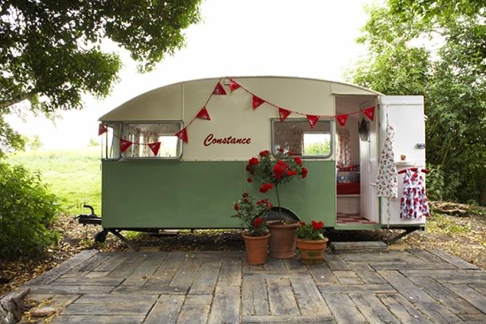 2live-in-a-mobile-home-transform-vintage-style-zunanjost-rdeče-rože